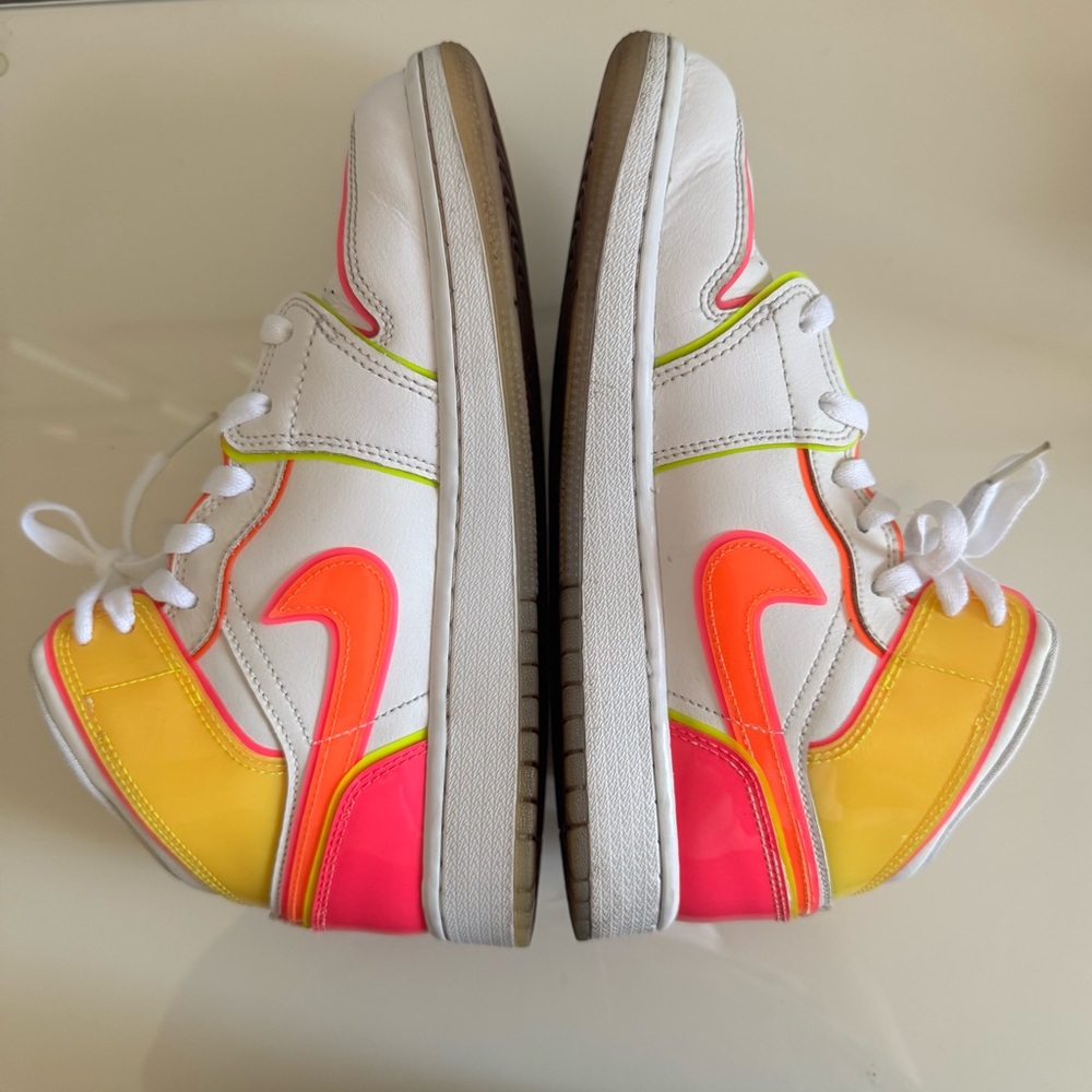 Air Jordan 1 Mid SE GS ‘Edge Glow’ - Picture 4 of 9